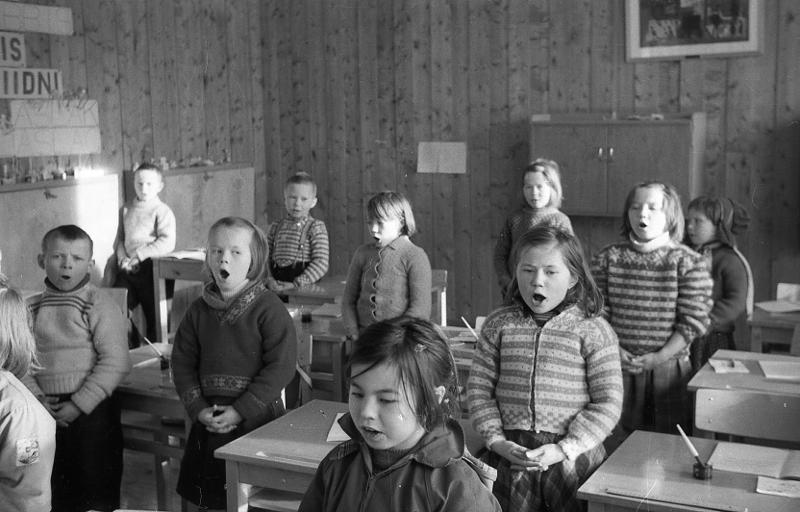 Skoleinternatene var også ei løsning for å gi skolegang til alle, spesielt i nord der avstandene var store. Skole på 1950-tallet. Barn i lusekofte.